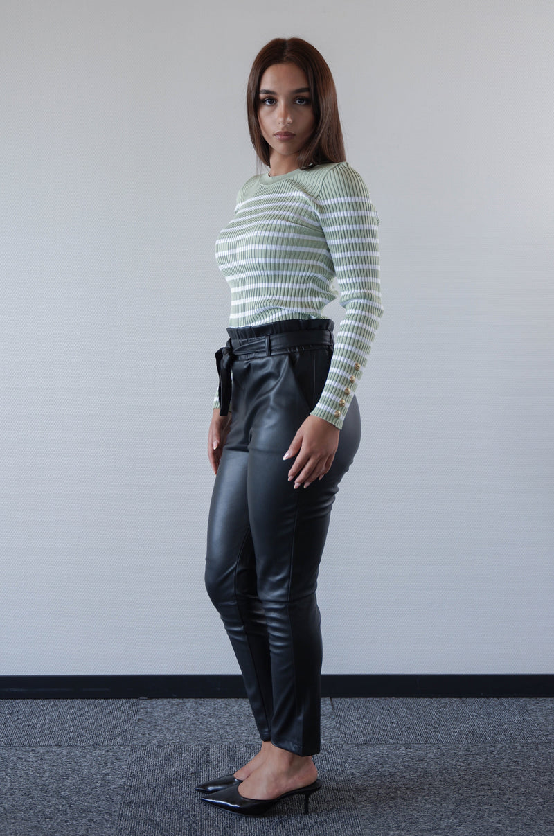 Trousers in vegan leather black